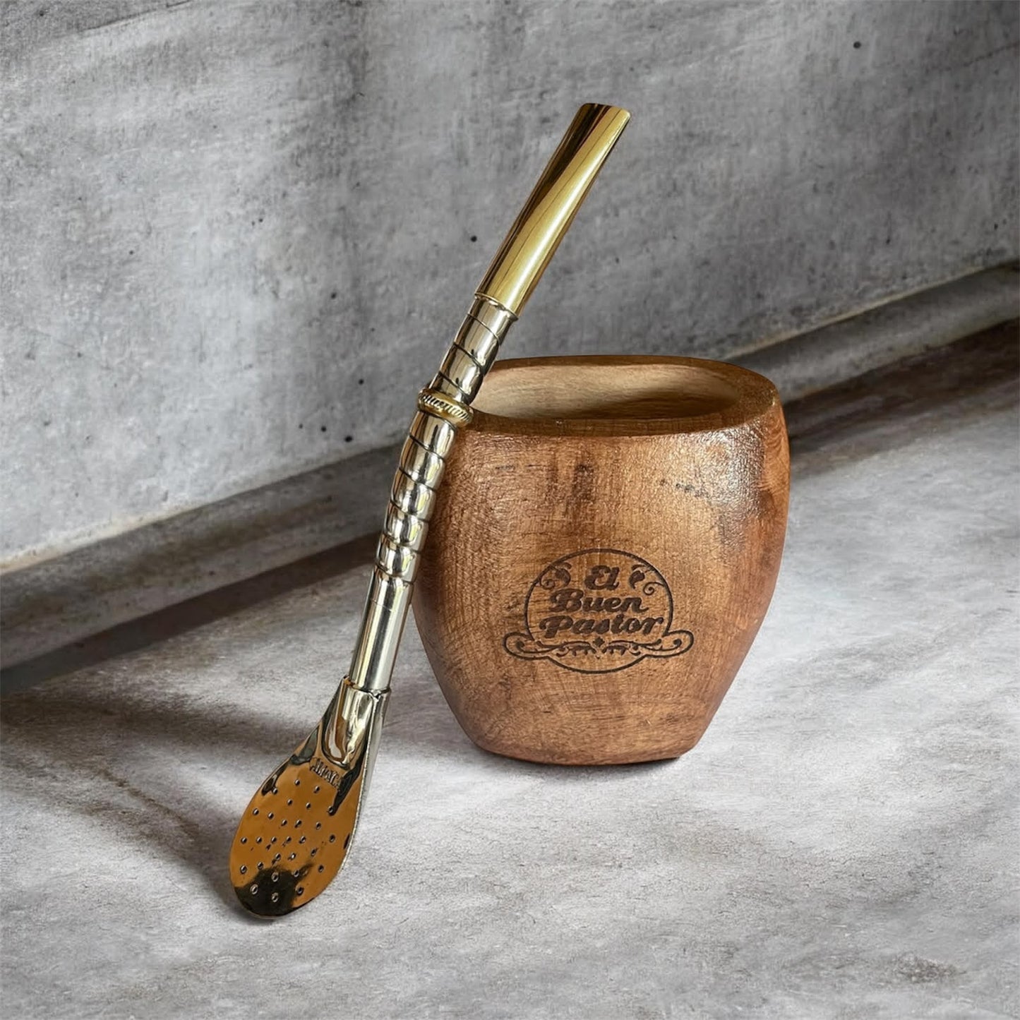 Mate de Madera Algarrobo GALLETA mas Bombilla Alpaca El Buen Pastor